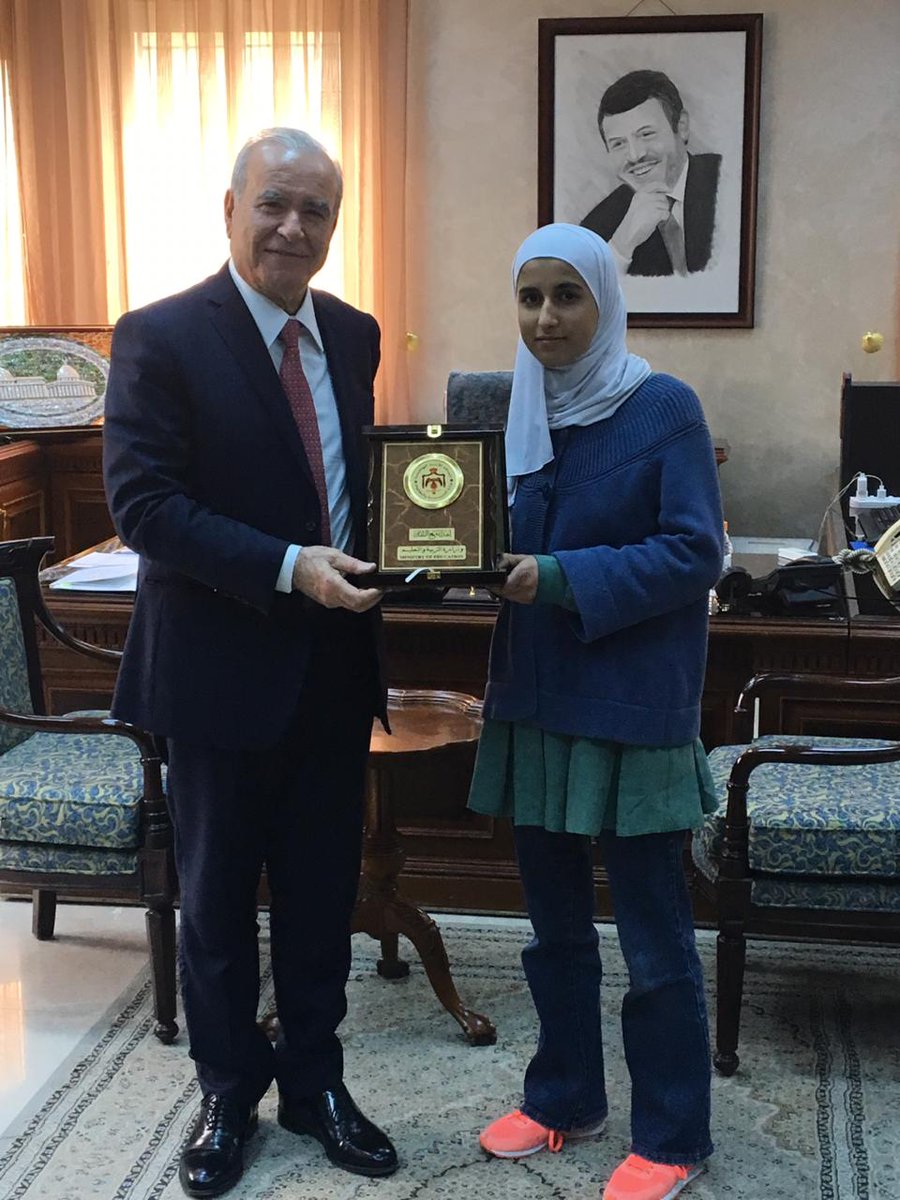 المعاني يكرم الطالبة فرح السليمان