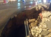 انهيار عبارة لتصريف المياه قرب جسر النشا (صور)