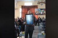 اردني يحمل صورة زوجته المتوفية في جاهة ابنته