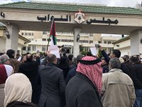 اعتصام امام النواب لرفض اتفاقية الغاز (صور)