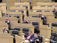 مذكرة نيابية لطرح الثقة بحكومة الرزاز