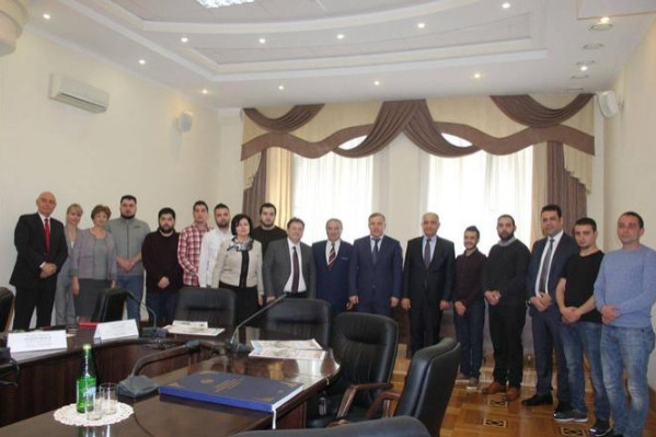 السفير العضايلة يتفقد الطلبة الاردنيين في جامعة مايكوب الروسية