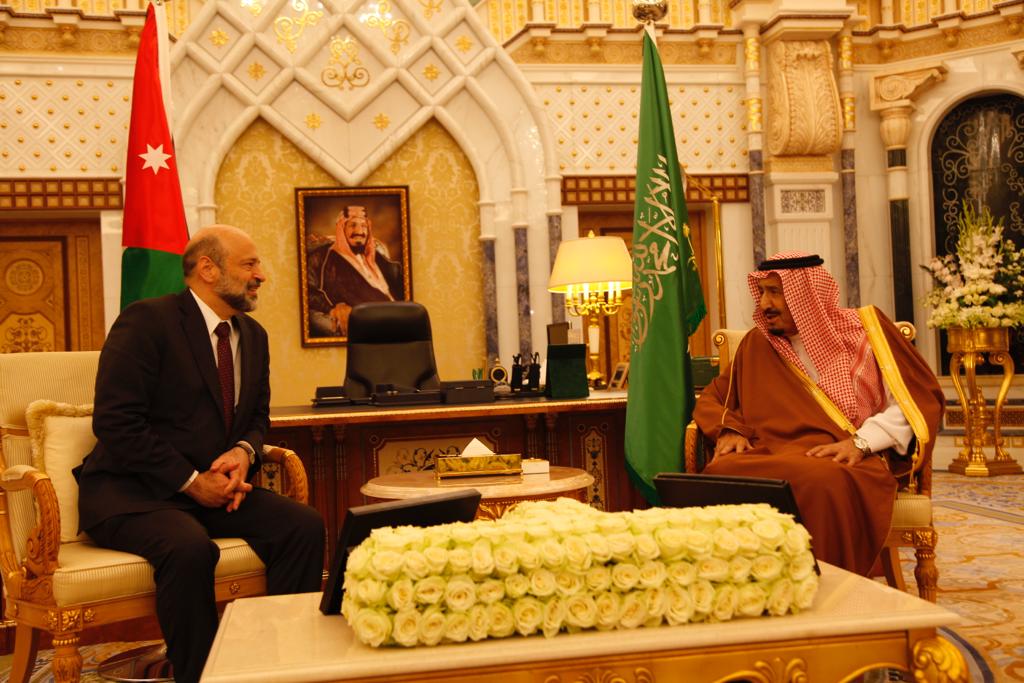 العاهل السعودي يستقبل الرزاز(صور)