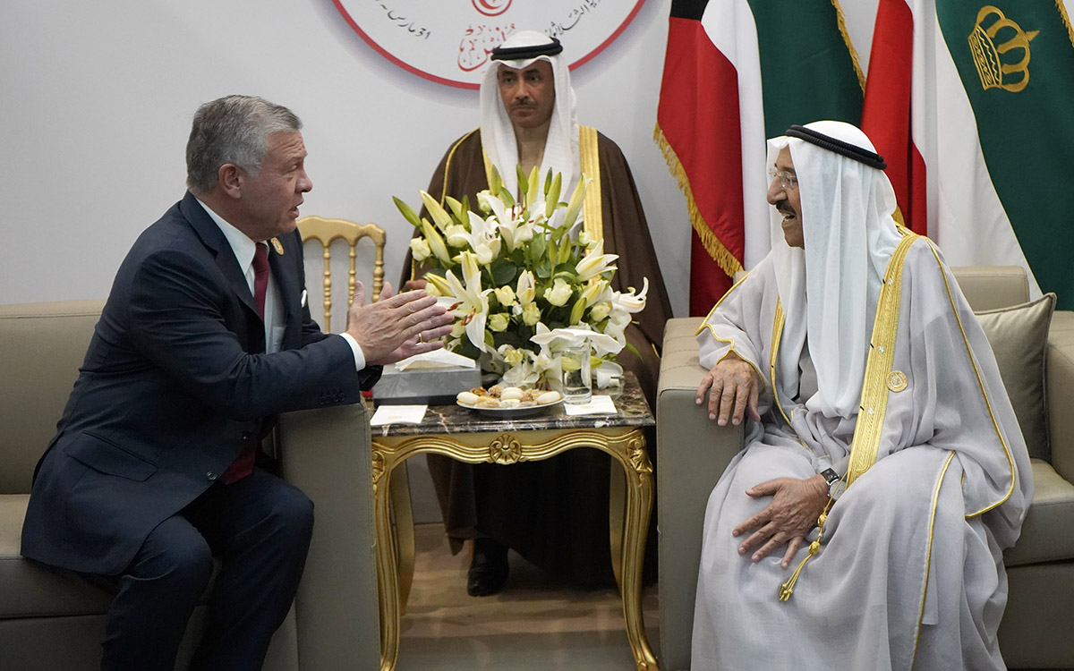 الملك يلتقي الامير صباح الاحمد 