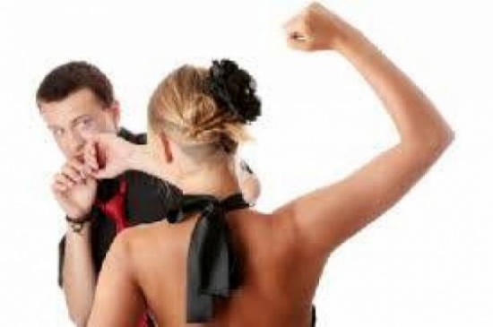 سيدة تضرب زوجها "بالقنوة" بعد تأخره بالعودة الى المنزل .. ونقله الى المستشفى