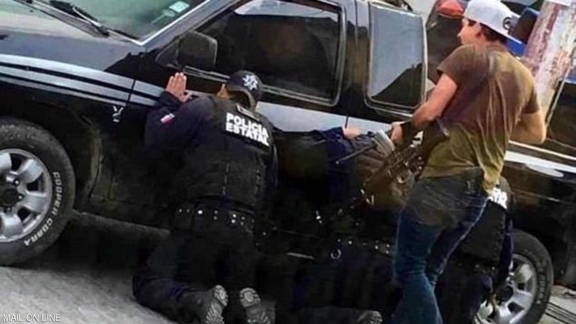 عصابة تقبض على 11 شرطيا وتجبرهم على الركوع.. صور