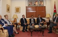 الرزاز يأمل ببقاء الاهتمام الدولي بدعم ومساعدة اللاجئين