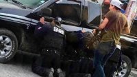 عصابة تقبض على 11 شرطيا وتجبرهم على الركوع.. صور