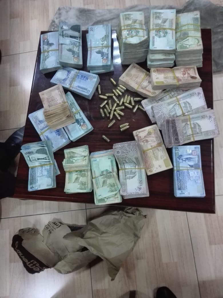 القبض على شخصين سلبا 54 ألف دينار من شركة ألبان.. فكم عاد منها؟