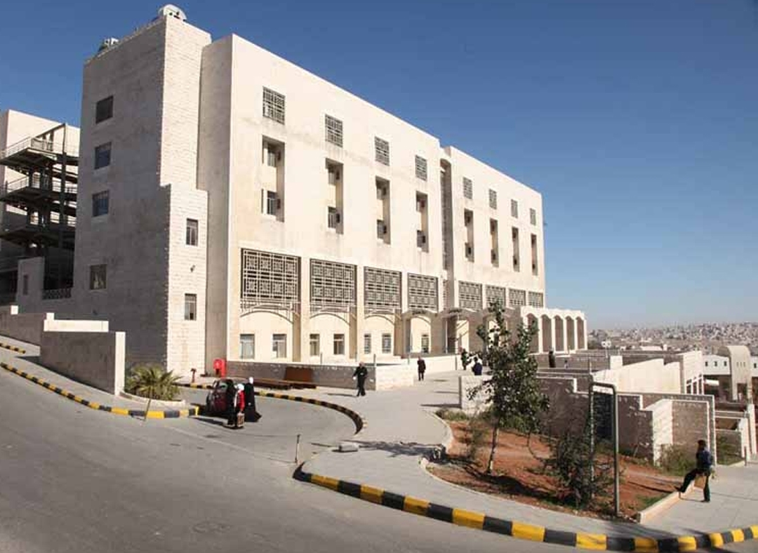 طرد موظفين في "البشير" لتلقيهم "رشاوى"
