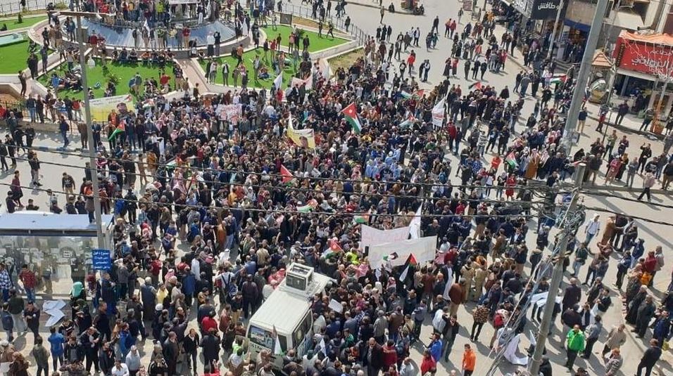 مسيرة تؤيد موقف الملك حول القدس في الزرقاء