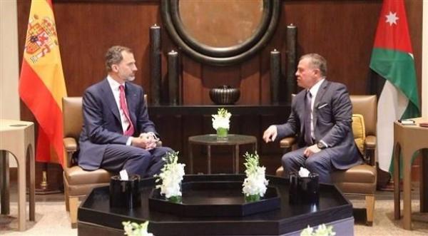 الملك والعاهل الاسباني يبحثان تعزيز التعاون