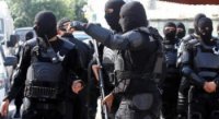 ضبط مهربي وتجار مخدرات واسلحة بمداهمة امنية في البادية