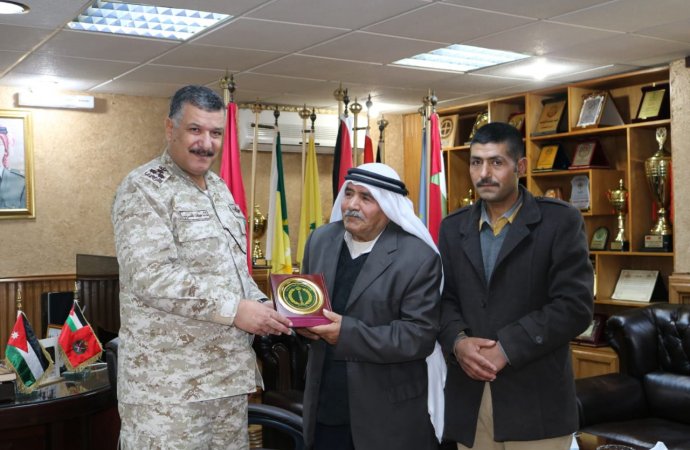 المساعيد يكرم أحد المتقاعدين العسكريين المشاركين في معركة الكرامة