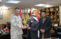 المساعيد يكرم أحد المتقاعدين العسكريين المشاركين في معركة الكرامة