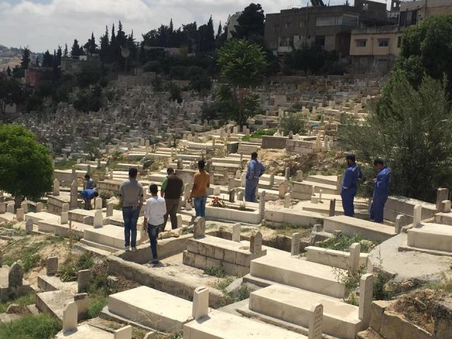 شاهد .. هذا ما عثر عليه بمقبرة العيزرية في السلط !
