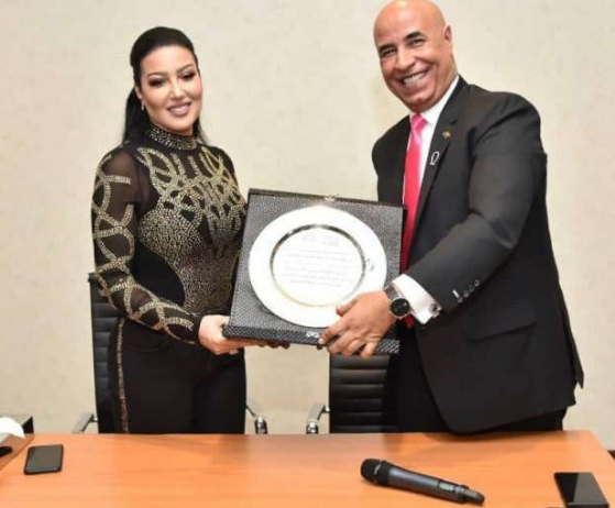 السعودية تكرم الفنانة سمية الخشاب بـ "ختم الرسول".. صور