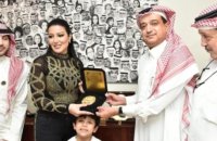 أول تعليق للخشاب على جدل تكريمها بختم الرسول