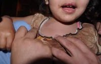 أب يهتك عرض طفلته في الزرقاء ويهددها بـ"قطع رأسها"