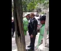 شاهد .. الرزاز يترجل من موكبه أثناء توجهه إلى مكتبه ليهنىء عمال وطن بعيد العمال