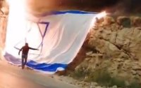 ناشط اردني يصر على حرق علم "إسرائيل" .. ويرفض التوقيع على تعهد