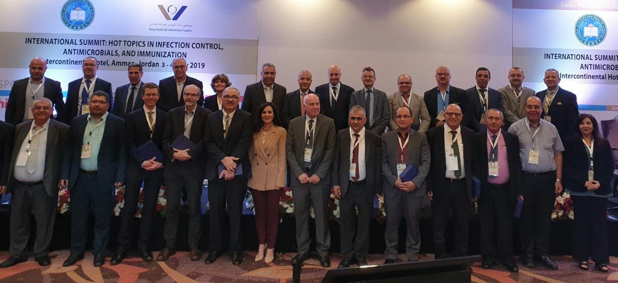 مؤتمر يوصي بدراسة شمول المواطنين فوق سن 65 ببرنامج المطاعيم