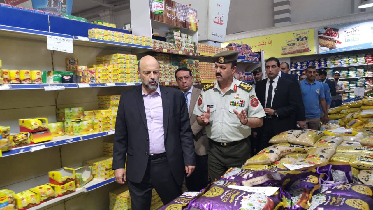 الرزاز يتفقد "الاستهلاكيتين العسكرية والمدنية" بمنطقة رأس العين