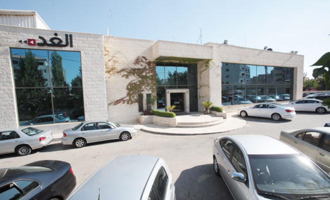 رئيس مجلس إدارة الغد يلقي بكرة النار إلى ملعب الناشر