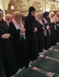 الملكة رانيا تصطحب مجموعة فتيات وسيدات اردنيات لاداء مناسك العمرة ..فيديو