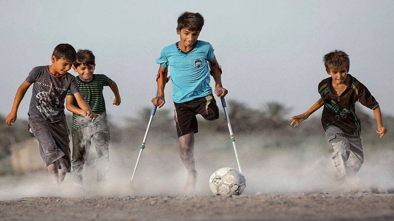 الفتى العراقي بطل صورة "الرغبة في الحياة" يصل موسكو