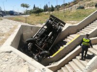 بالصور .. اصابة بتدهور مركبة على طريق المطار