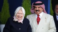 العاهل البحريني يحضر مع ملكة بريطانيا سباق خيل.. ونشطاء يحتجون