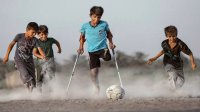 الفتى العراقي بطل صورة "الرغبة في الحياة" يصل موسكو