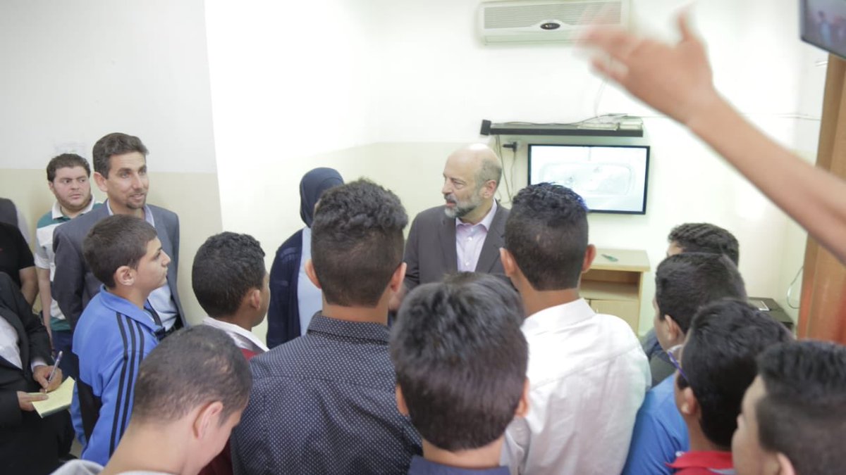 بالصور .. الرزاز يزور دار لرعاية الايتام في عمّان
