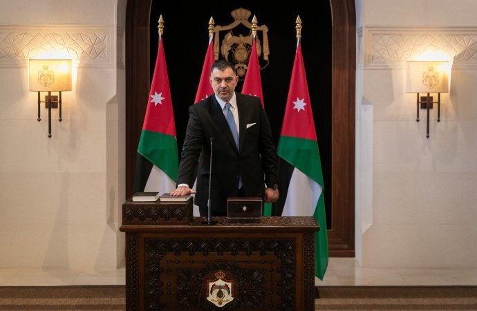 وزير العمل يعرض سيرته العملية وخبراته، وينفي أنه لا يزال على رأس عمله بالإمارات أو أنه استغني عن خدماته
