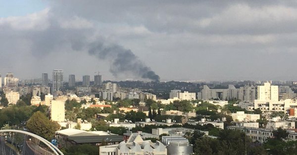 شاهد.. حريق كبير في قاعدة عسكرية قرب تل أبيب قبيل قصف الاحتلال لدمشق