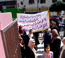 بالفيديو .. نائب بارز يدفع مجموعة نساء للتظاهر ضد اضراب المعلمين
