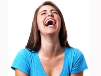 إمرأة لم تتمكن من إغلاق فمها بعد نوبة ضحك صاخبة
