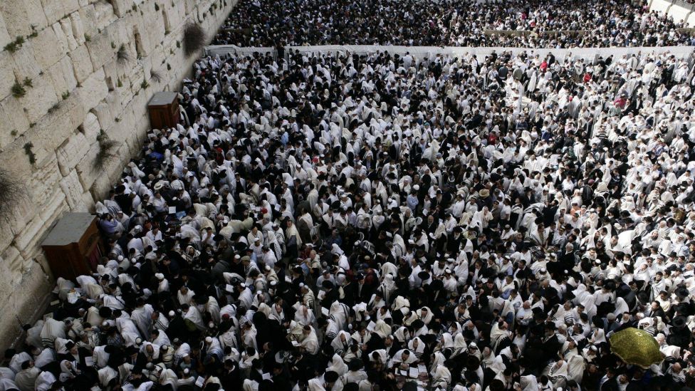 الاف المستوطنين يقتحمون حائط البراق بالقدس