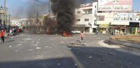 شغب يغلق دوار الرمثا بالإطارات المشتعلة (صور)