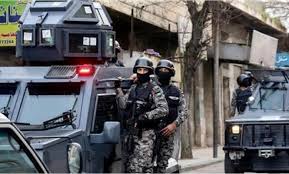 مداهمة ثلاثة مصانع يشتبه بارتكابها مخالفات ضريبية وجمركية