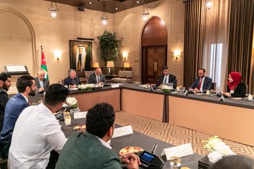 الملك: دور الرياديين وأفكارهم تحد من الفقر والبطالة (صور)