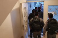 الاحتلال يعتقل وزير شؤون القدس ويعتدي عليه (فيديو)