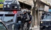 مداهمة ثلاثة مصانع يشتبه بارتكابها مخالفات ضريبية وجمركية