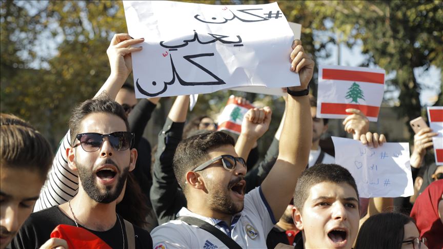 عودة نسبية للحركة في لبنان والمحتجون يغلقون ادارات عامة وجامعات