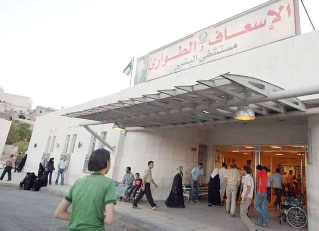 موقوف يعتدي على الكوادر الطبية في مستشفى البشير