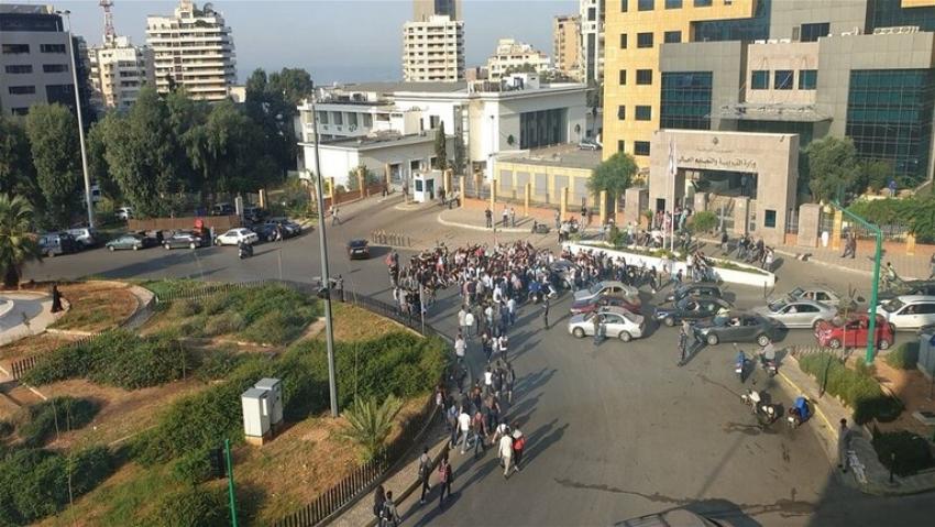 لبنان .. محتجون يتظاهرون أمام مرافق عامة