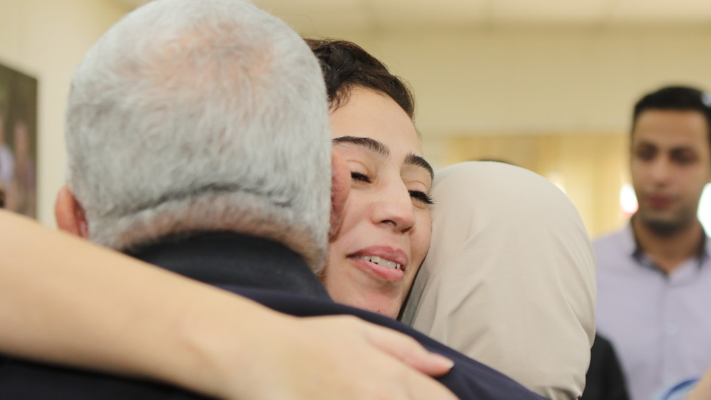 صورة العناق الأول للأسيرة المحررة هبة اللبدي لوالدها بعد الإفراج عنها من سجون الاحتلال