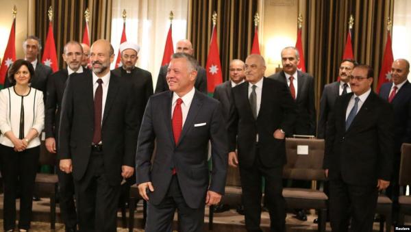 تعرف على أسماء الوزراء المغادرين والباقين في حكومة الرزاز