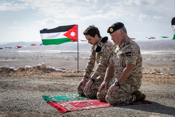 الملك وولي العهد  يزوران منطقة الغمر(صور)